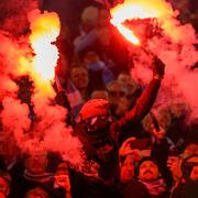 Malmösupporter som eldar bengaler under matchen. 