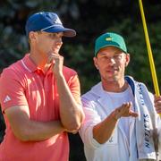 Åberg med sin caddie Joe Skovron under första rundan av US Masters.