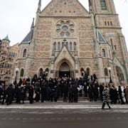 Kön in till Oscarskyrkan inför begravningen. 