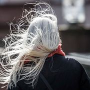 En kvinna i blåsigt väder, arkivbild.