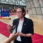 Utrikesminister Maria Malmer Stenergard på väg in till måndagens EU-möte i Bryssel. 