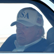 Donald Trump och en väljare som lägger sin röst i Maines primärval.