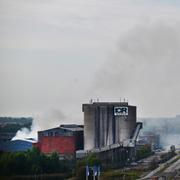 Kraftigt brand på en återvinningsanläggning i ett industriområde i Trollhättan på söndagen. Det är ett lager med litiumbatterier som har börjat brinna.