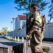 Dansk militär och dansk polis på plats i området kring Israels ambassad i Hellerup efter att två handgranater exploderat i området tidigt på onsdagsmorgonen.