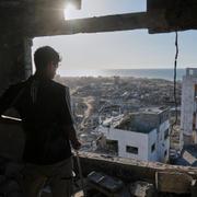 En man tittar ut över sitt förstörda kvarter efter hemkomsten till Gaza stad