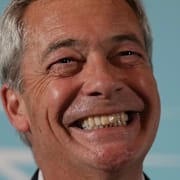 Nigel Farage under en presskonferens i oktober. Reform UK:s partiledare har all anledning att le.