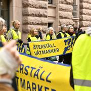 Medlemmar i Återställ våtmarker utanför riksdagen i Stockholm. Illustrationsbild. 