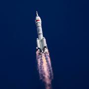 Kinas raket Long March 2F, med tre astronauter ombord för den bemannade rymdmissionen Shenzhou 20, lyfter mot en rymdstation från Jiuquans satellituppskjutningscenter i nordvästra Kina, torsdagen den 24 april 2025. 