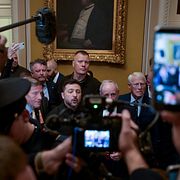 Volodymyr Zelenskyj och en lång rad senatorer efter ett möte i kongressen i samband med sanktionsomröstningen.