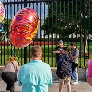 Människor utanför Vita huset efter Joe Bidens besked om att han hoppar av presidentkampanjen. 