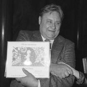 Göthe Ohlsson får Solstickans stipendium på 100 000 kronor 1986. Prisutdelare var prinsessan Christina.