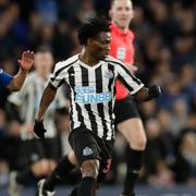 Christian Atsu under en match för Newcastle 2019