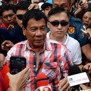 Rodrigo Duterte omringad av journalister.