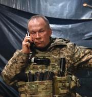 Oleksandr Syrskyj ger instruktioner till sina soldater. Roman Chop / AP