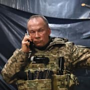 Oleksandr Syrskyj ger instruktioner till sina soldater. Roman Chop / AP