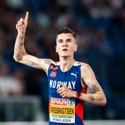 Jakob Ingebrigtsen jublar efter sitt EM-guld.