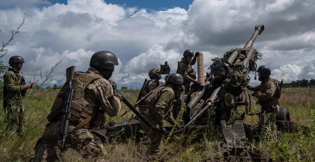 Ukrainska soldater med en amerikansk haubits. Evgeniy Maloletka / AP
