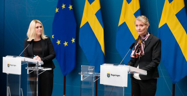 Socialminister Lena Hallengren (S) och Karin Tegmark Wisell under presskonferensen.  Christine Olsson/TT / TT NYHETSBYRÅN