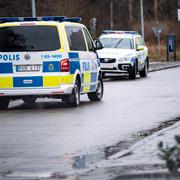 Polis på plats efter att en kvinna i 60-årsåldern har skadats allvarligt efter att ha blivit överfallen av två yngre män i Beijers park i Malmö på tisdagsmorgonen.