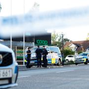Polis på plats vid en Coop-butik i Flysta i västra Stockholm där två män i 30-årsåldern knivskadades på lördagen. 