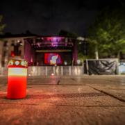 Tre tända ljus på platsen där tre personer dödades och ytterligare sju skadades på en festival i tyska Solingen. 