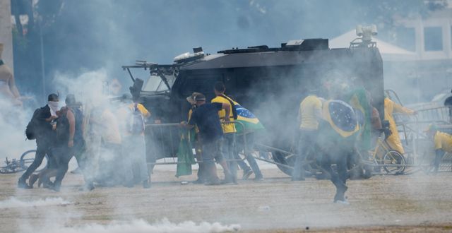 Demonstranter och polis drabbar samman i Brasilia. Eraldo Peres / AP