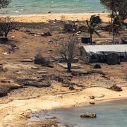 Skadade byggnader på en av Tongas öar efter vulkanutbrottet med påföljande tsunami i januari 2022