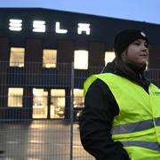 IF Metalls strejkvakt Emma Hansson utanför Teslas servicecenter i Segeltorp. Bilden togs den 27 oktober.