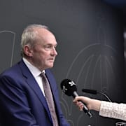 Den särskilde utredaren Joakim Stymne intervjuas efter en pressträff där han överlämnade ett delbetänkande från sin utredning om skolan i april förra året. 