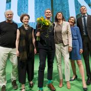 Alice Bah Kuhnke, Peter Eriksson, partisekreterare Amanda Lind, språkrör Gustav Fridolin, Isabella Lövin, Karolina Skog och Per Bolund vid partiets kongress på Aros kongresscenter i Västerås.