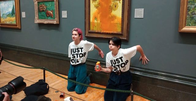 Protestanterna från gruppen ”Just Stop Oil” när de attackerade Vincent Van Goghs tavla ”Solroser” från 1888. Just Stop Oil / AP