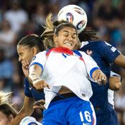 Englands Jess Carter i duell med franska spelare. 