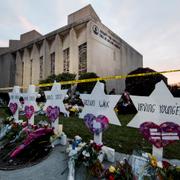 Minnesplats utanför synagogan efter dådet. 