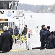 En pendelbåt har kört in i kajen vid Saltsjöqvarn i Nacka.