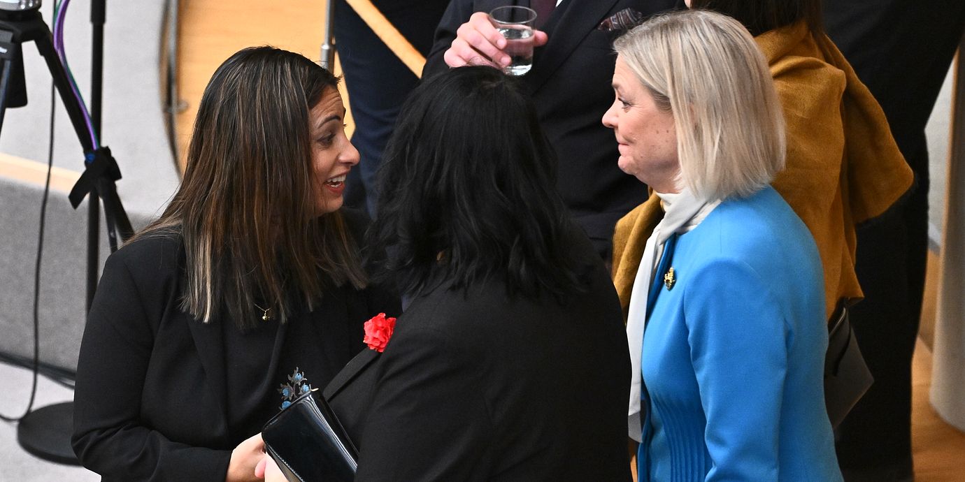 
Vänsterpartiledaren Nooshi Dadgostar och Socialdemokraternas partiledare Magdalena Andersson vid riksmötets öppnande.