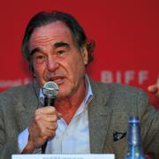 Oliver Stone försvarade Weinstein i samband med en filmfestival i Sydkorea.