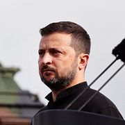 Ukrainas president Volodymyr Zelenskyj står framför ett Patriot-luftvärnssystem under ett besök i Tyskland den 11 juni 2024.