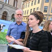 Miljöpartiets språkrör Daniel Helldén och Amanda Lind samtalar med kampanjledaren Rolf Lindahl från Greenpeace.