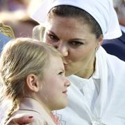 Prinsessan Estelle får en puss av kronprinsessan Victoria på Borgholms IP under firandet.