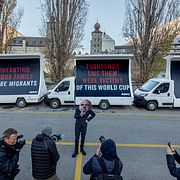 En demonstrant utklädd till Gianni Infantino under en protest i samband med fotbolls-VM i Qatar 2022.