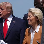 kakar hand med EU-kommissionens ordföranded Ursula von der Leyen på G7-mötet i Frankrike.