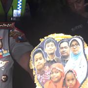 Surabayas polischef Rudi Setiawan visar upp ett foto på familjen som misstänks för bombdåden mot flera kyrkor.