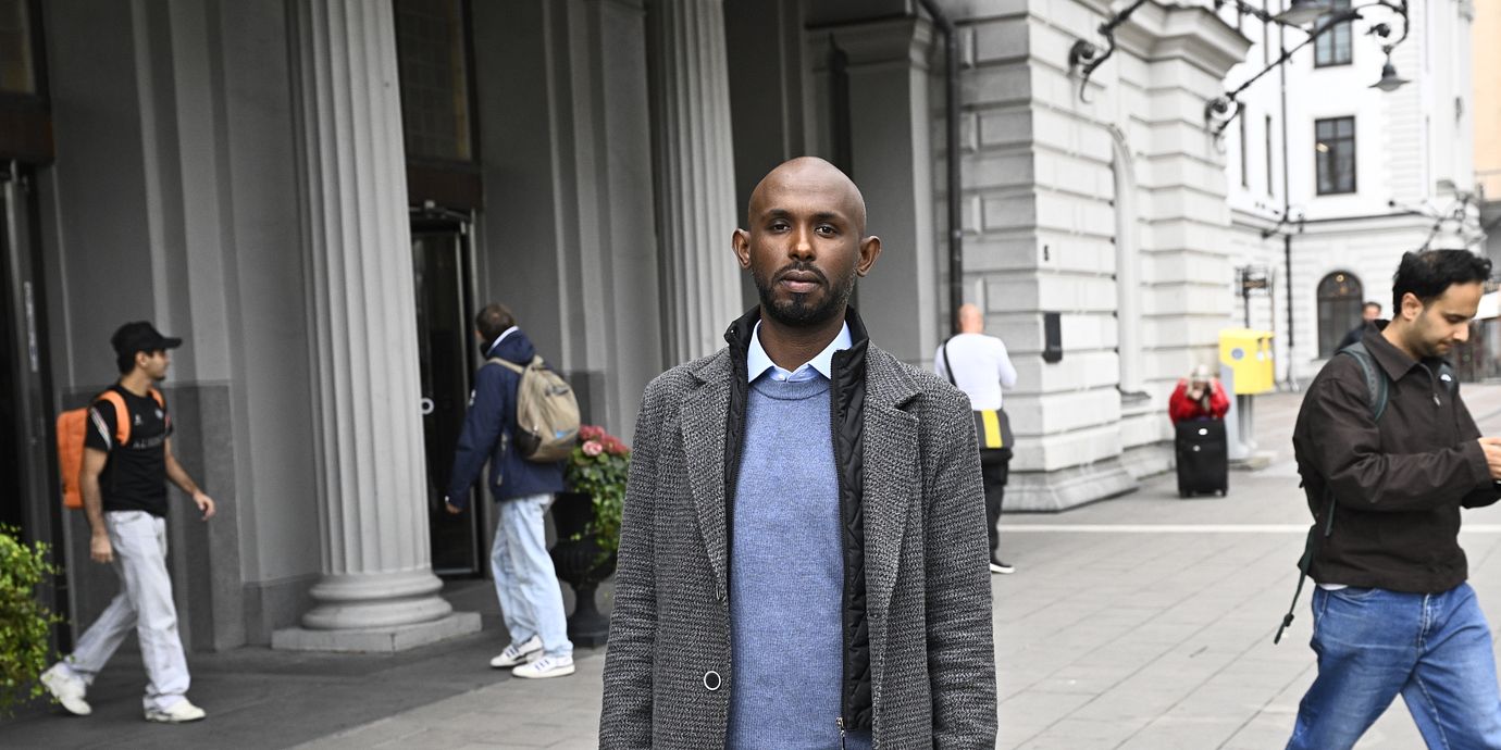 Mohamed Abdukardir Ali från Borlänge som personkryssats till riksdagen för Vänsterpartiet, fotograferad när han kom till Stockholm från Borlänge på Stockholms centralstation.