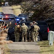 Poliser på platsen efter dådet