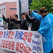 En grupp aktieägare som protesterade förra veckan mot en uppgörelse mellan Samsung och facket.