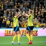 Sveriges Stina Blackstenius (th) jublar med Kosovare Asllani.