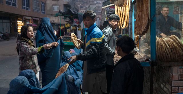 Bröd delas ut från ett bageri i Kabul. Arkivbild Petros Giannakouris / AP