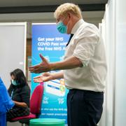 Boris Johnson besöker en vaccinationsmottagning i engelska Aylesbury.