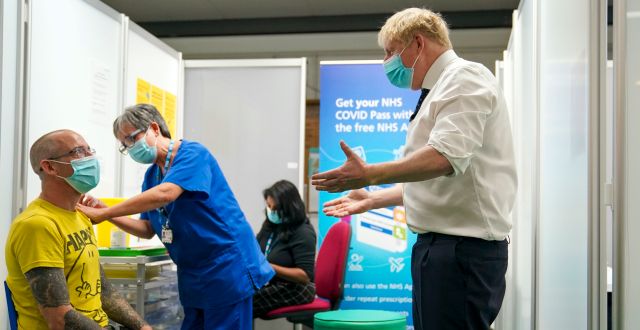 Boris Johnson besöker en vaccinationsmottagning i engelska Aylesbury. Steve Parsons / AP