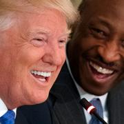 Donald Trump med  läkemedelsjätten Mercks vd Kenneth Frazier som hoppade av presidentens expertråd efter uttalandena om Charlottesville. Arkivbild.